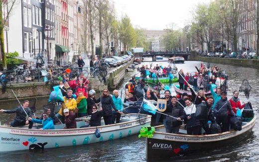 Grachtenfahrt in Amsterdam mit Plastik sammeln