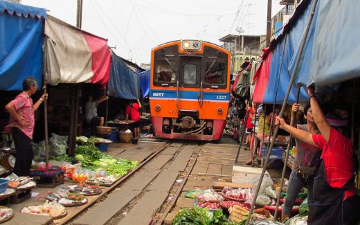 Maeklong Railway Markt in Thailand: Achtung! Zug fÃ¤hrt ein
