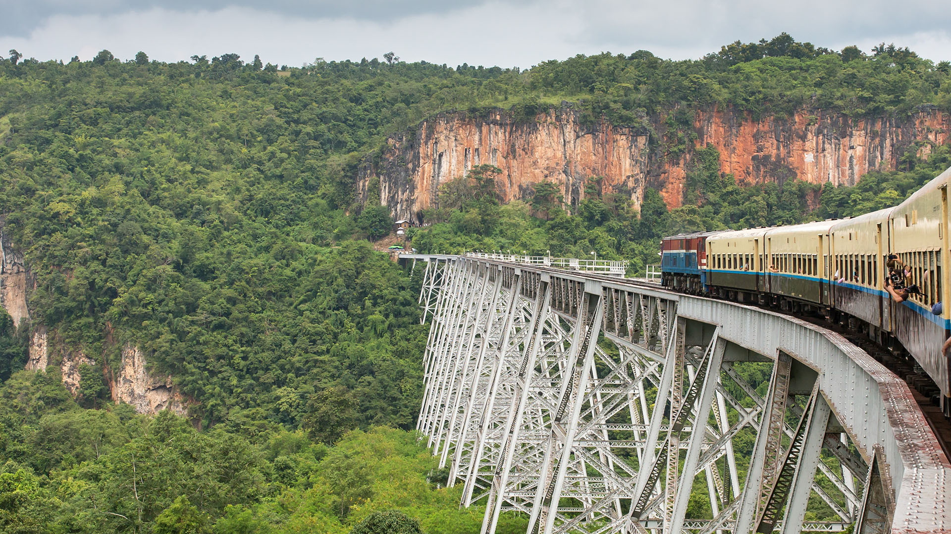 Goteik-Viadukt: Mit dem Bummelzug durch Myanmar