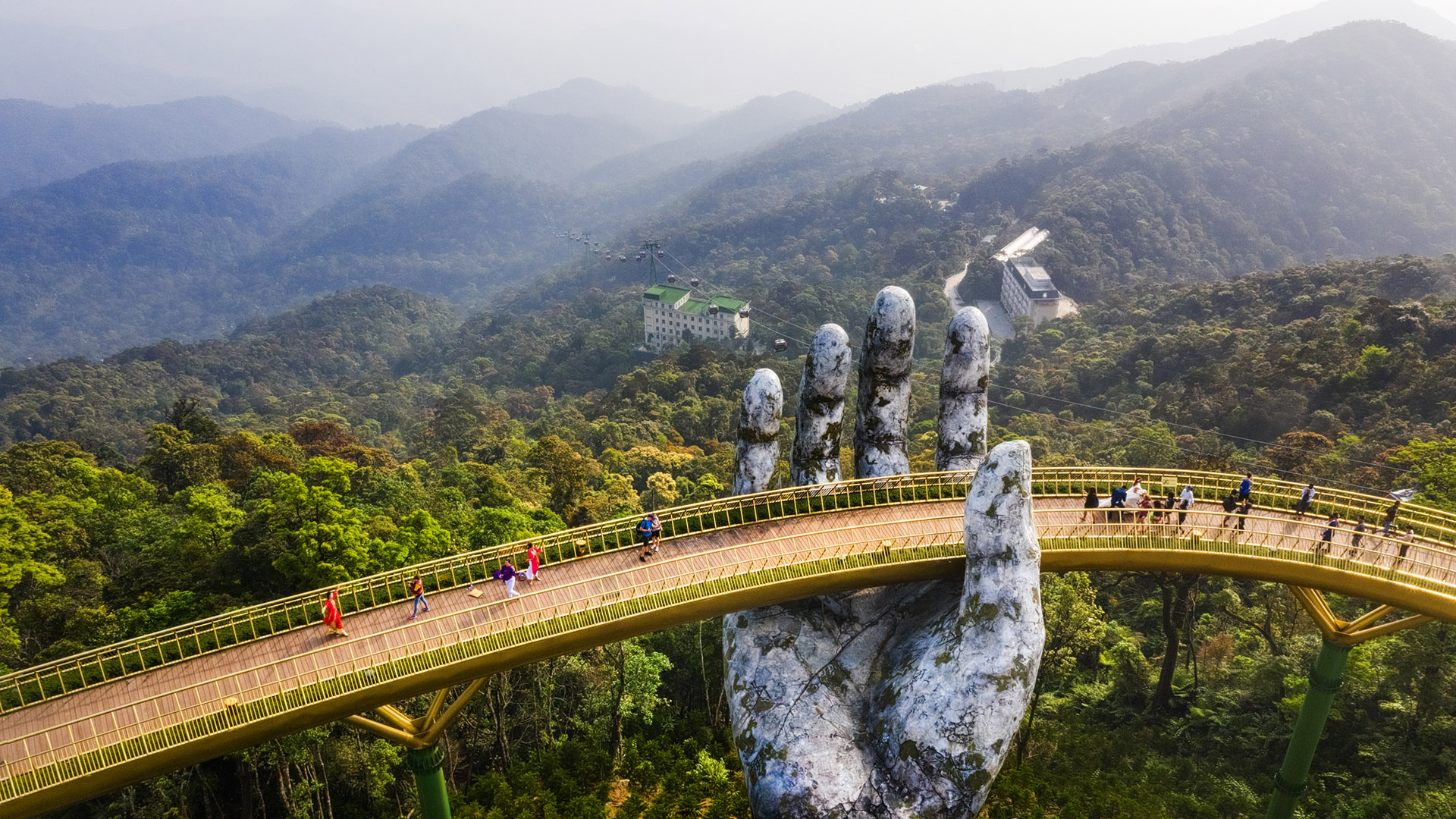 Goldene BrÃ¼cke in Da Nang, Vietnam: Auf HÃ¤nden getragen