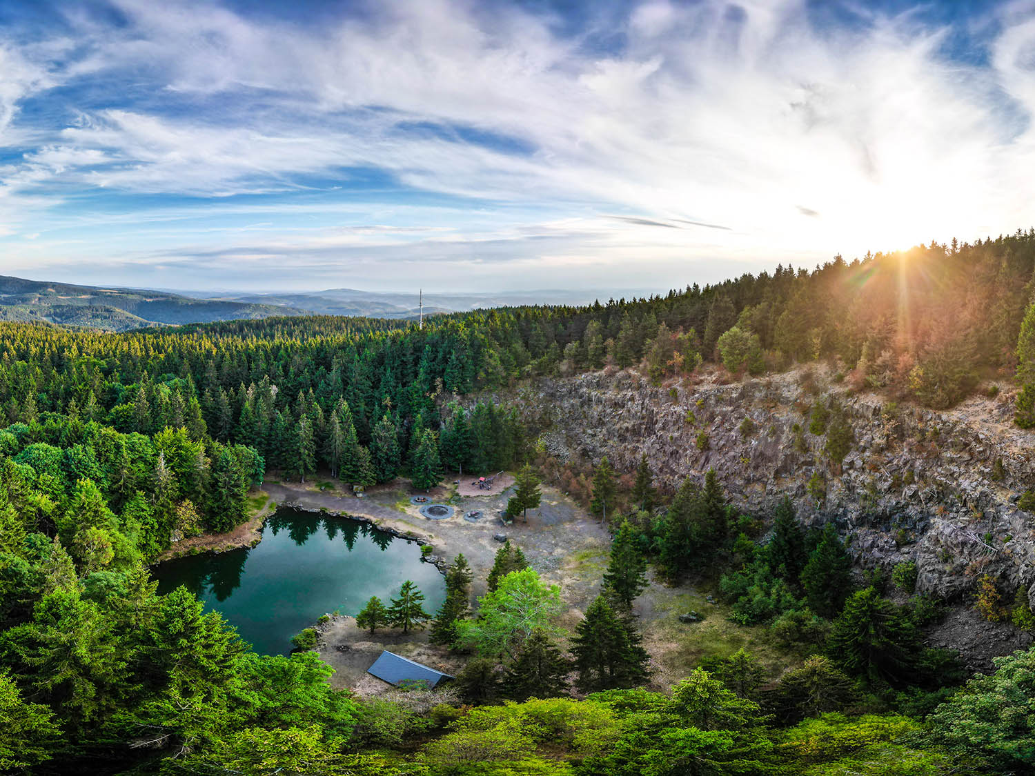 SchÃ¶ne Lichtstimmung am Bergsee Ebertswiese im ThÃ¼ringer Wald. Der See liegt direkt an einer steinernen Wand