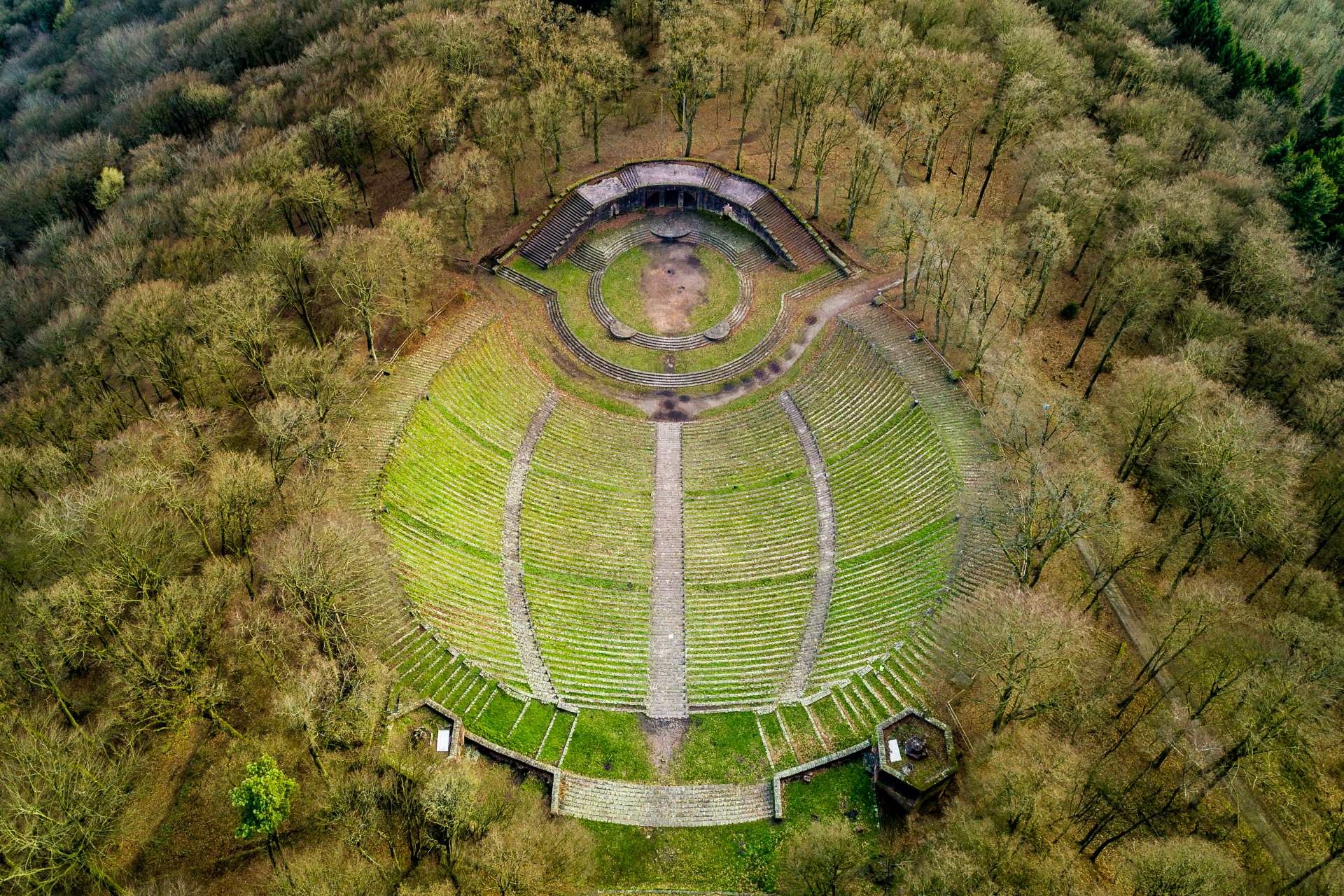 Altes Amphitheater aus der Luft fotografiert.