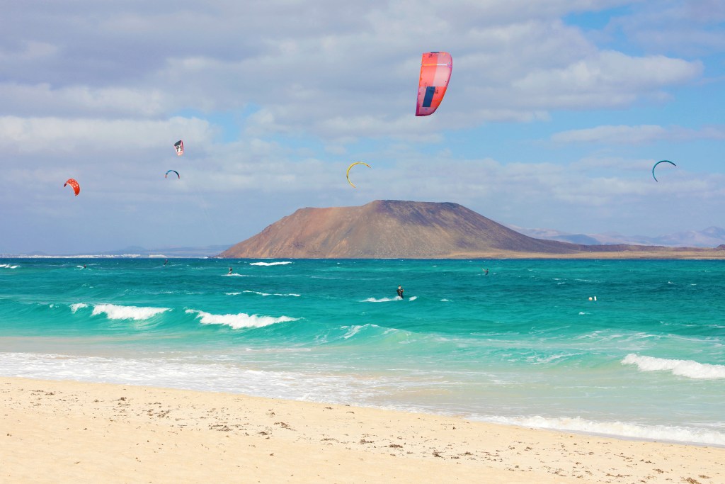 Dieses Bild hat ein leeres Alt-Attribut. Der Dateiname ist Kitesurfen-auf-Fuerteventura-Spanien-1024x683.jpeg