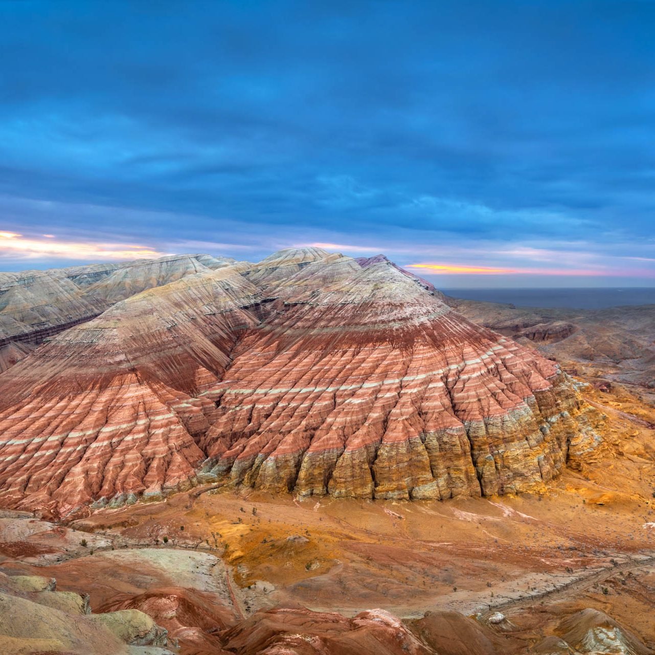 Aktau-Berge: Farbenfrohe Bergwelten in Kasachstan